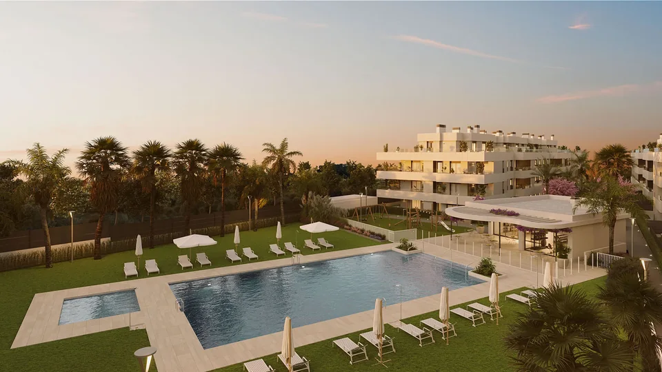 Promoción de obra nueva al atardecer, con la piscina y las zonas comunes iluminadas